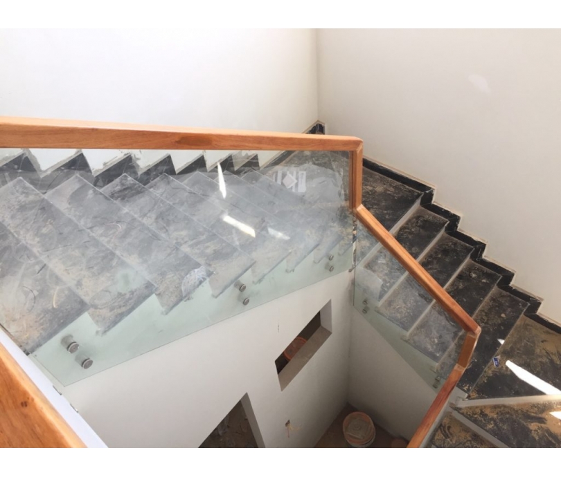Cầu thang kính Anh Tuấn Window