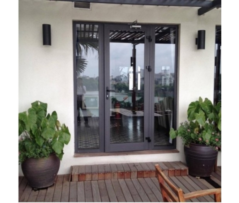 Cửa đi mở quay 3 cánh 
